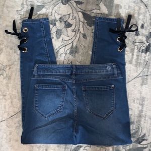 Super cute Kensie Cropped Jeans w/ Black Velvet Ties